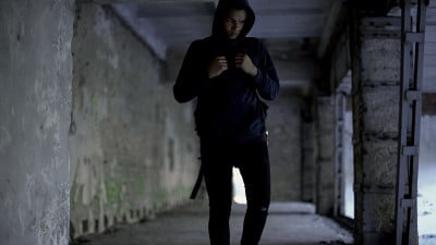 非裔美国人走在废弃的大楼里，没有朋友，有种族歧视问题