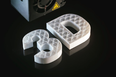 3 d打印机。3D文本白色ABS对黑色背景，