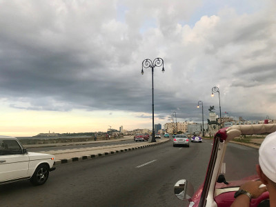 在哈瓦那(La Habana)，加勒比岛国古巴的首都马莱孔街道上的日落风景