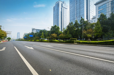 中国重庆的高速公路和城市现代建筑