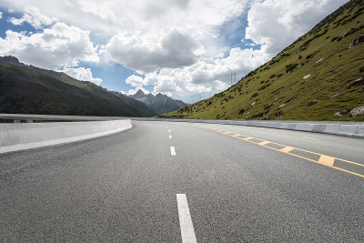 空旷的公路和遥远的山脉，中国