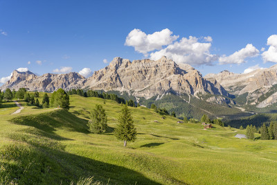 意大利Alta Badia附近Dolomites的景观