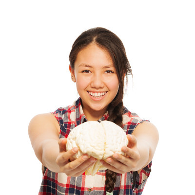 年轻的亚洲女孩手里拿着大脑模型