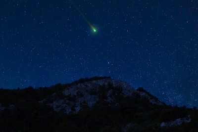 夜景中有一颗彗星，一颗小行星，一颗陨石在天空中飞行。晚上的风景。