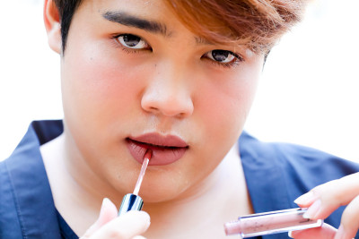 胖嘴唇上涂着口红的男人的嘴