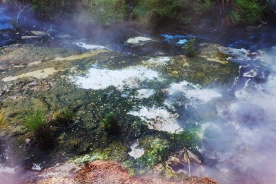 蒸汽在浅层地热泉水上形成