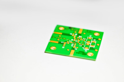 带有集成电路和电子元件的印刷电路板(PCB)