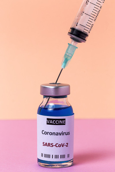 装有COVID-19检测疫苗的透明玻璃瓶和注射器