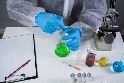 科学家在锥形瓶中摇拌绿色生化产品并在实验室进行研究。COVID - 19冠状病毒大流行实验室的实验室