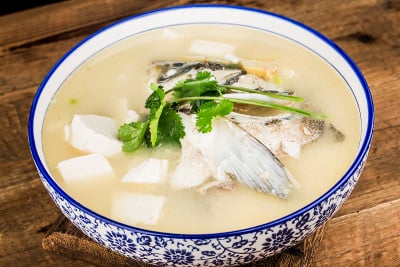 中国美食，美味的鱼头汤。银鲤鱼头汤