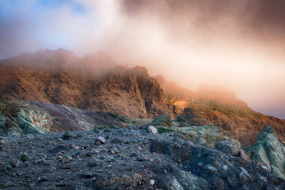 泰德火山破火山口的岩石