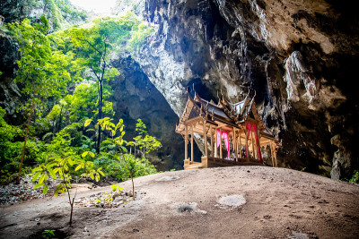 泰国帕拉雅·那空洞，Khua Kharuehat亭庙，位于泰国巴育普·基里汗Khao Sam Roi