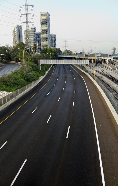 空四车道公路