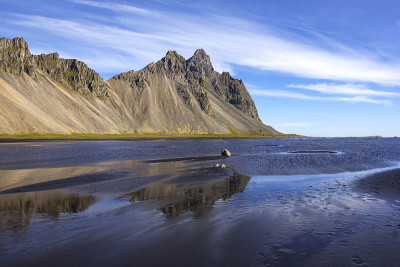 观赏著名的Vestrahorn和Stokksnes。斯托克尼斯是冰岛东南部海岸的一个岬角，靠近霍芬和