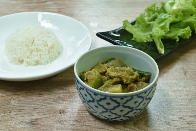 香辣煮茄子牛肉片椰奶绿咖哩汤吃情侣饭