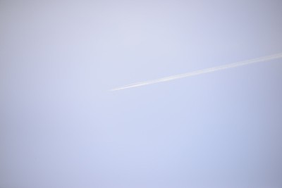 西班牙天空下的云和飞机