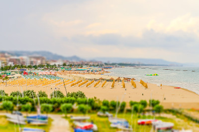 意大利佩斯卡拉海滨。Tilt-shift影响应用