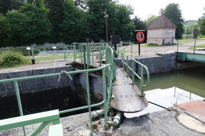Nivernais运河的船闸移动桥Clamecy Nièvre Bourgogne Franche-
