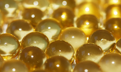 黄鱼油胶囊背景。Omega3型维生素特写。胶囊鱼油宏。维生素对健康。