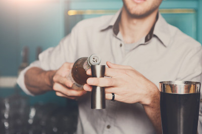 调酒师将糖浆倒入量杯