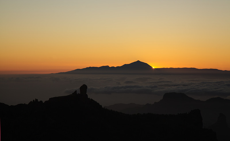 大加那利岛，岛屿中部的景观，拉斯坎布雷斯，即峰顶，岩拱Ventana de Ganifa，日落