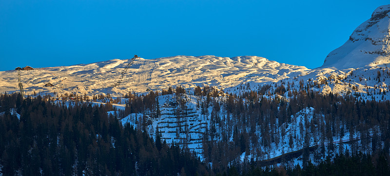 在Madonna di Campiglio的Dolomiti山和山避难所的全景冬季景观。帕索·格罗斯