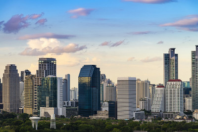 曼谷城市天际线与蓝天背景的城市景观，曼谷是泰国的现代大都市，深受游客的喜爱