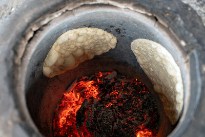 安提阿(Antakya)当地风味之一的有机炭火面包和分层面包的制作