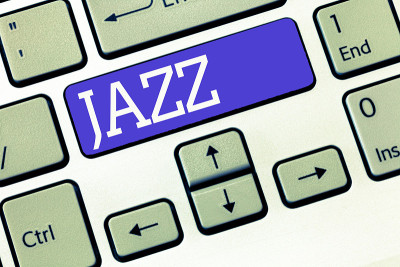 显示Jazz的文本符号。概念照片有力的节奏使用铜管和木管乐器演奏音乐