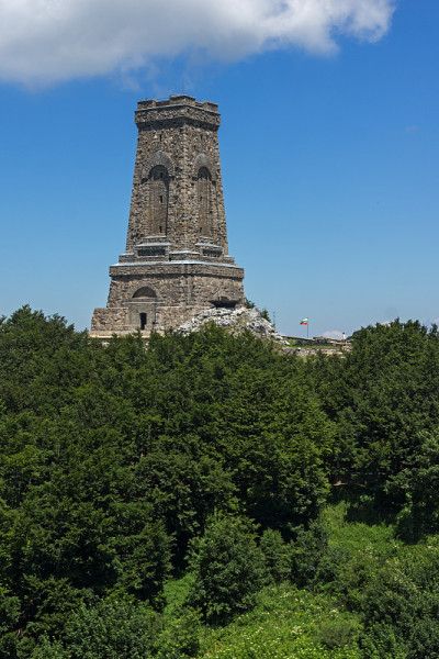 自由纪念碑希普卡和景观Stara Planina(巴尔干)山，保加利亚