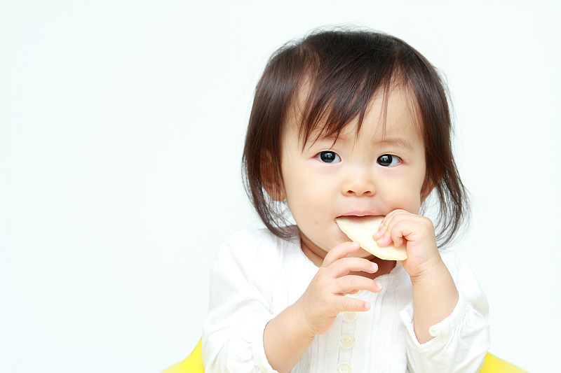 日本女婴在吃米饼