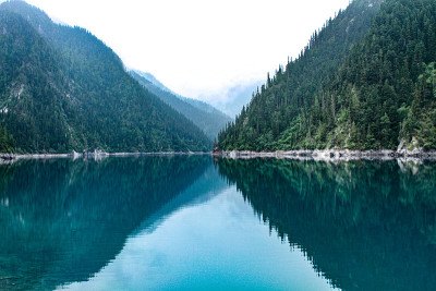 在九寨沟的长湖上镜像着群山