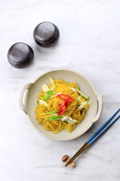 Mie Glosor或者Mie Gelosor。在茂物，西爪哇岛流行的亮黄色面条。由木薯粉或西米粉(