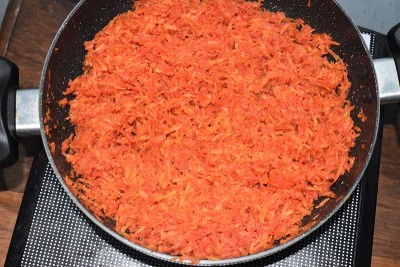烹饪印度甜品gajar ka halwa或胡萝卜布丁