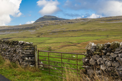 Twistleton Dale位于Ingleton瀑布小径之上