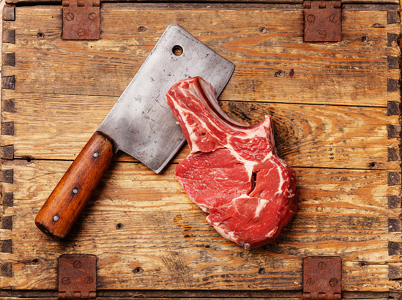 生肉和切肉刀