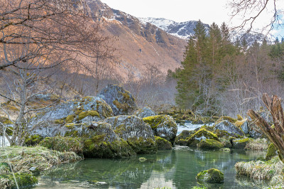 Bondhusdalen山谷靠近Sunndal村，Bondhuselva河在群山的背景，挪威
