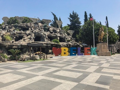 在市中心的Belek标志