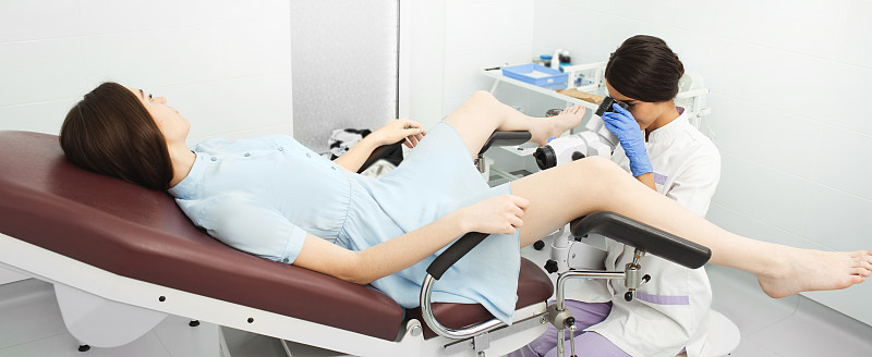 阴道镜检查，检查子宫颈。妇科医生用阴道镜检查子宫腔。Gyneoclogy,妇女的健康