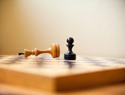 Pawn战胜了国王。棋子。