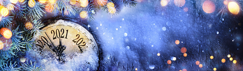 新年快乐2021 -倒计时到午夜-时钟和杉树枝上的雪