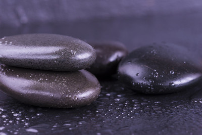 被雨滴覆盖的黑色石头