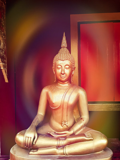 佛像，金佛雕像，金佛雕像的脸，靠近老泰国佛像与木墙背景在宗教观念艺术