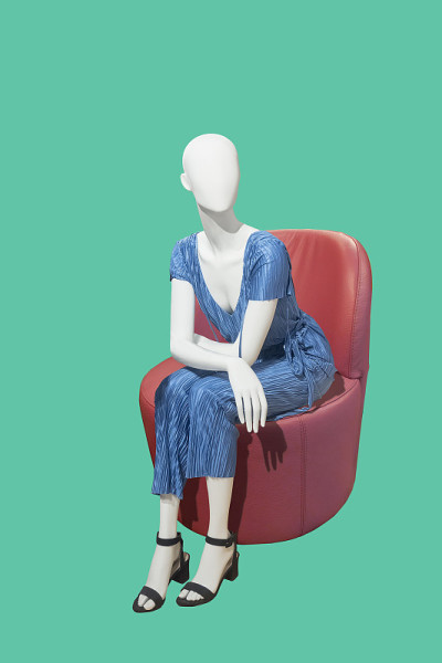 女人体模型坐在椅子上。