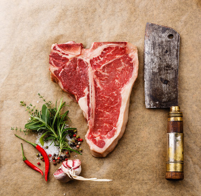 生肉t骨牛排和切肉刀