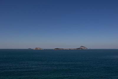 蓝色背景上的岛屿