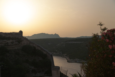 法国科西嘉，夕阳下的博尼法西奥墙和塔