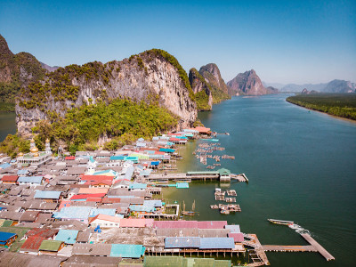 美丽的风景清真寺的大海和天空在Punyi岛的夏天，Ko Panyi或Koh Panyee，穆斯林渔村