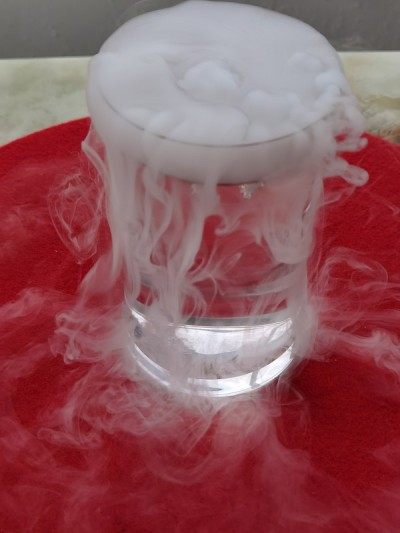 满溢着白色薄雾的玻璃