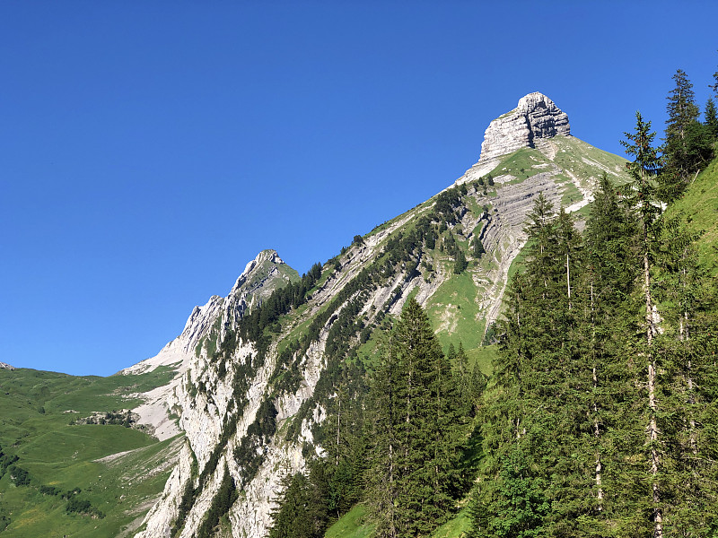 瑞士施维茨州内塔尔的津德伦斯皮茨山(Zindlenspitz Mountain)，位于瓦格达尔河谷(